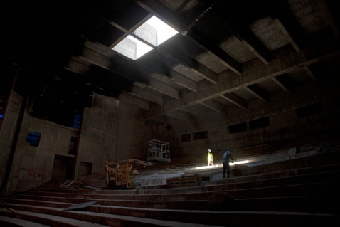 Reportage BSN- Rénovation Théâtre - Italis / © William Pestrimaux - La grande salle avec son ouverture dans le plafond qui laissera passer dans quelques jours des découpes de murs de béton qui pèsent plusieurs tonnes.