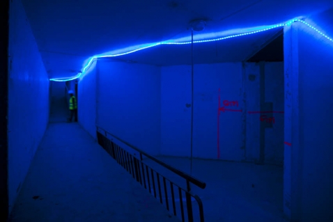 Reportage BSN- Rénovation Théâtre - Italis / © William Pestrimaux - Etonnant éclairage bleu dans un couloir du chantier.