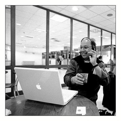Le bonheur d'Etienne Perruchon écoutant l'enregistrement de  Dogora à l'aéroport de Sofia - photo: italis / © william Pestrimaux