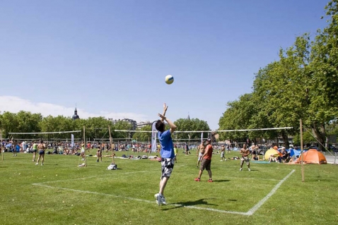 Pentecôte à Annecy, traditionnel tournois de Volley sur le Pâquier - Photo: © William Pestrimaux