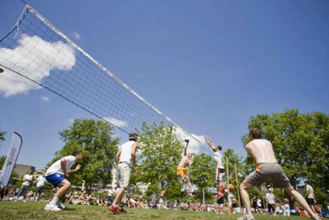 Pentecôte à Annecy, traditionnel tournois de Volley sur le Pâquier - Photo: © William Pestrimaux